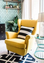 Желтое кресло в гостиной фото