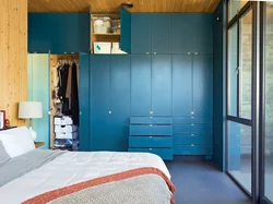 Интерьер с синим шкафом в спальне