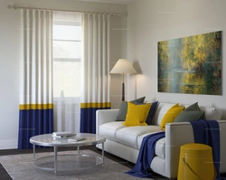 Горчичного цвета шторы в интерьере гостиной