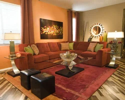 Дизайн гостиной с терракотовым диваном