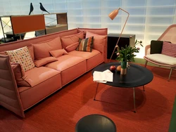 Дизайн гостиной с терракотовым диваном