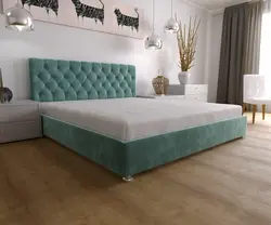 Бирюзовая кровать в интерьере спальни с мягким изголовьем