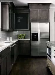 Дизайн кухни с серым холодильником фото