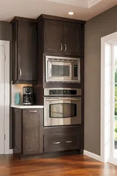Фото кухни со встроенной духовкой и микроволновкой