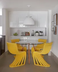 Кухня с желтыми стульями фото
