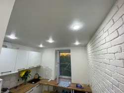 Кухня до потолка и натяжной потолок фото белый