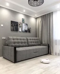 Дизайн гостиной с диваном в серых тонах