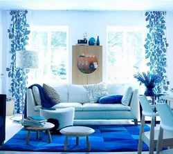 Светло синие обои в интерьере гостиной
