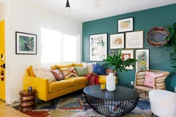 Интерьер гостиной с зеленым и синим диваном