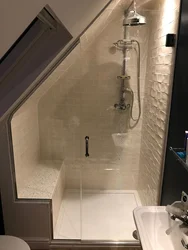 Дизайн ванной под лестницей в доме