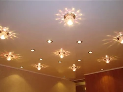 Как разместить светильники на потолке в гостиной фото