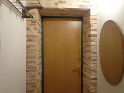 Дверной проем из декоративного камня в квартире фото