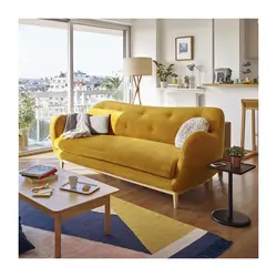 Дизайн гостиной с горчичным диваном