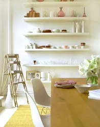 Полки на кухне над столом в интерьере