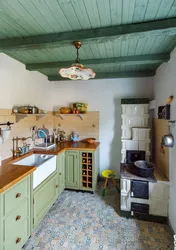 Интерьер деревенского дома кухни с печкой