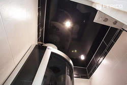 Черный натяжной потолок в ванной фото