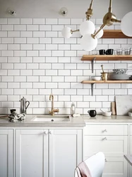 Белая плитка на стене кухни фото