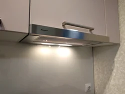 Встроенная вытяжка на кухне фото