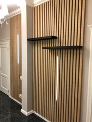 Рейки в интерьере прихожей на стене
