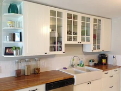 Навесные шкафы для кухни со стеклом в интерьере