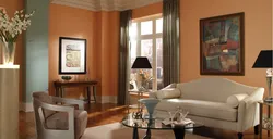 Интерьер гостиной с персиковыми стенами