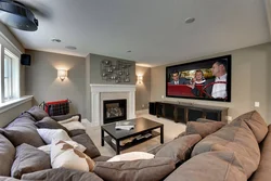 Интерьер гостиной с диваном и телевизором фото