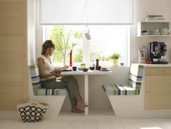 Дизайн стол возле окна кухни