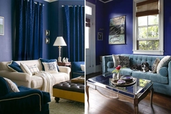 Синий диван и синие шторы в интерьере гостиной
