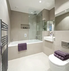 Интерьер ванной комнаты с угловым унитазом