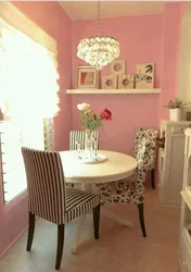 Интерьер кухни с розовыми стенами