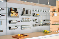 Фото кухни с полками и шкафами на стене