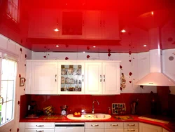 Фото красный натяжной потолок на кухне
