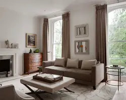 Светлая гостиная с коричневым диваном фото