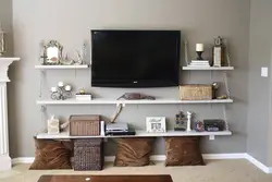 Полки в интерьере гостиной на стену с телевизором