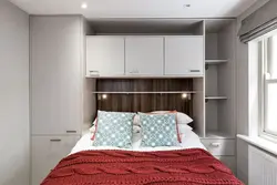 Дизайн спальни кровать и небольшой шкаф