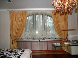 Одна штора на окне в спальне с тюлью фото