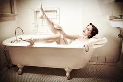 Фото уитни в ванне