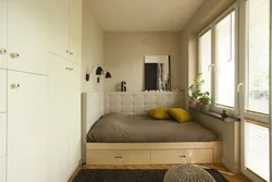 Кровать вдоль стены в маленькой спальне дизайн