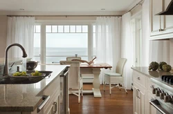 Интерьер кухни в доме с окном и дверью