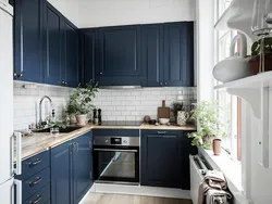 Интерьер маленькой синей кухни