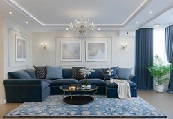 Бежевый интерьер гостиной с синим диваном