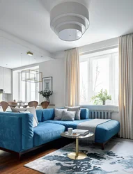 Бежевый интерьер гостиной с синим диваном