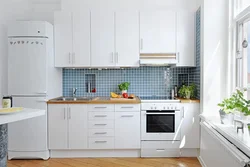 Белый холодильник на кухне фото