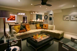Дизайн гостиной с диваном в центре