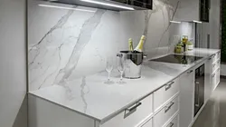 Белый мрамор в интерьере кухни фото