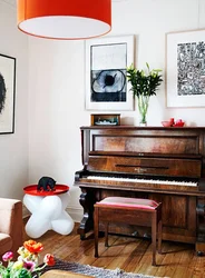 Пианино в современном интерьере гостиной