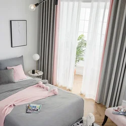 Розовые шторы в сером интерьере гостиной