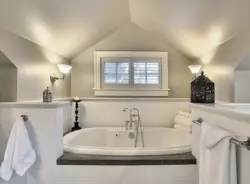 Дизайн ванных комнат со скошенным по