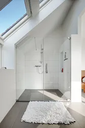 Дизайн ванных комнат со скошенным по