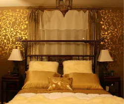Интерьер спальни цвета золота